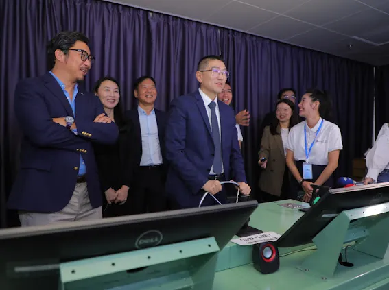 謝國樑（中）到深圳萬海考察，多家台灣企業共同參與。市府提供