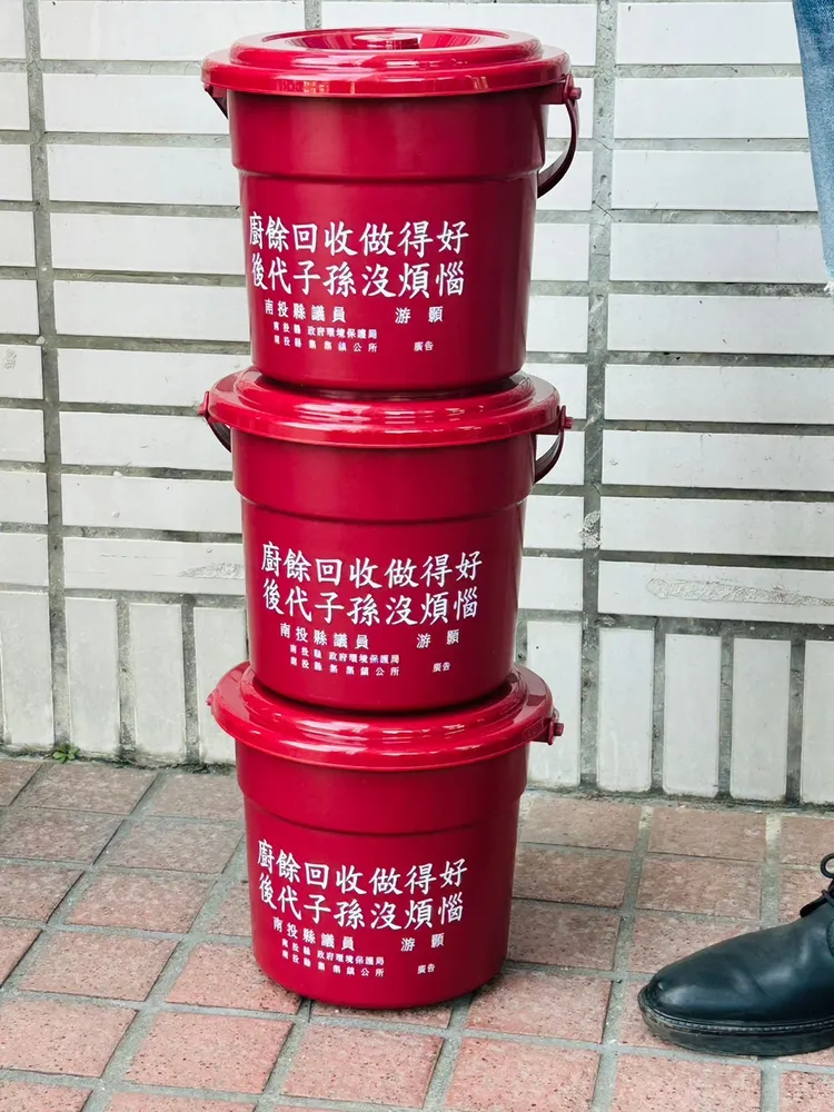 集集鎮公所近日逐戶發放廚餘桶。蔡培慧陣營提供