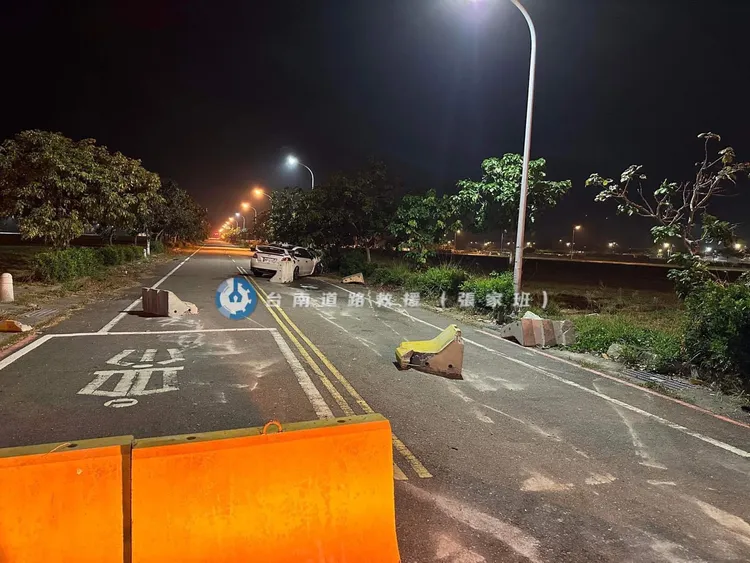 轎車撞飛護欄，再往前10多公尺才停下。取自道路救援張家班