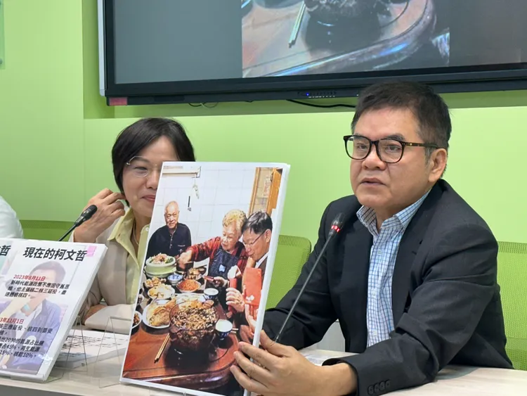 莊瑞雄拿出柯文哲與家人的吃飯照。潘袁詩羽攝