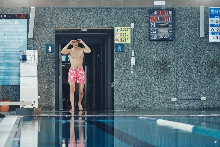 傅孟柏在《美食無間》為了追目標，換上香蕉圖案的泳褲，意外和高大好身材形成反差。發起日影視提供