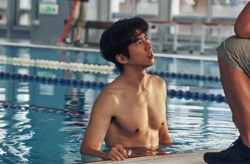 傅孟柏半裸露胸前狂做伏地挺身 王柏傑拚了若隱若現秀腹肌