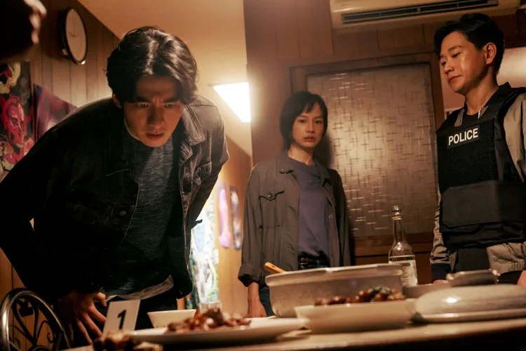 傅孟柏（左）和簡嫚書靠著食物找線索。發起日影視提供