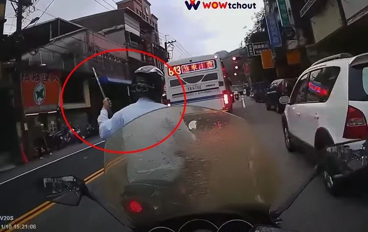 侯男載著鐵條，後方騎士認為被挑釁。翻攝畫面