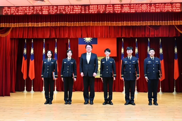 林右昌頒獎本期成績優秀學員，受獎人員（由左至右）為趙珮㚬、陳巧怡、郭家甄、簡君瑋、王群智。翻攝畫面