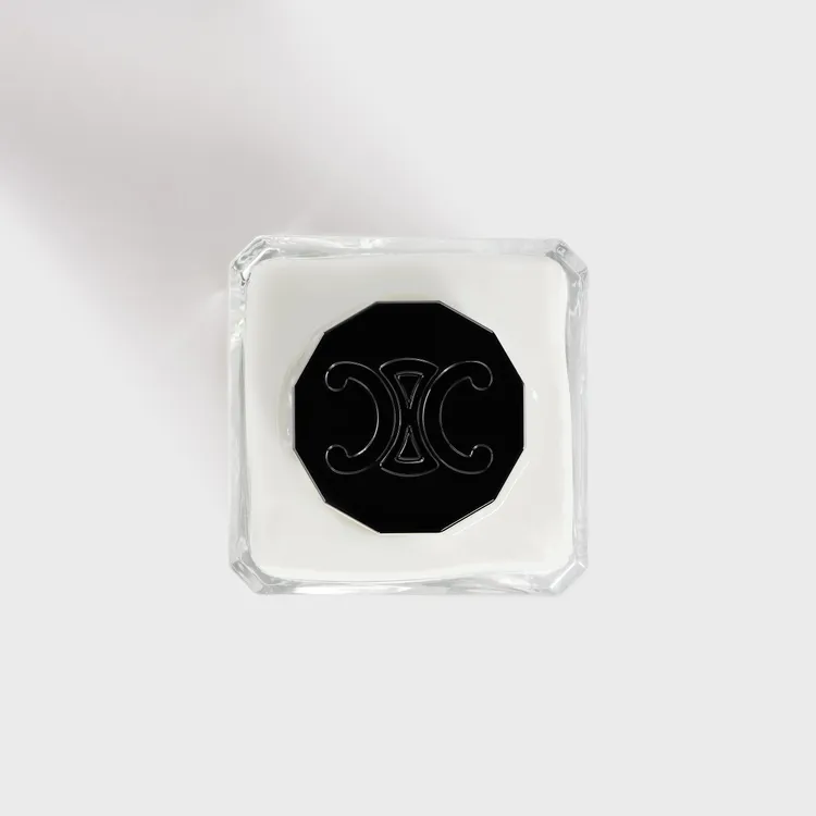 系列單品搭配有刻印有品牌logo的黑色漆面瓶蓋。品牌提供