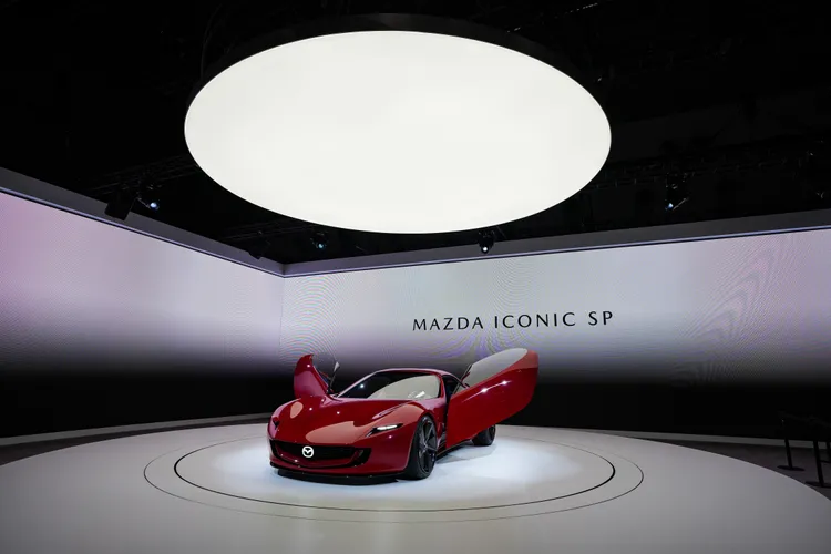 日本電動車年近半年在中國市場的汽車銷售有所下降；圖為10月底到11月初於東京舉辦的「日本移動出行展（原東京車展）」中的馬自達車。新華社