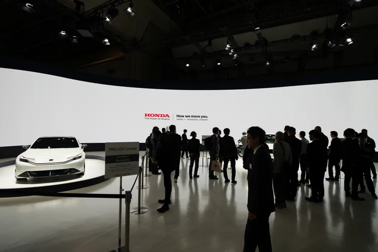 日本電動車年近半年在中國市場的汽車銷售有所下降；圖為10月底到11月初於東京舉辦的「日本移動出行展（原東京車展）」中的本田車。新華社