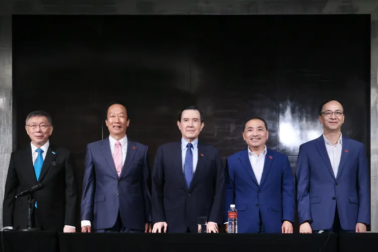 記者會開場五人合影，但結束時不歡而散。林林攝