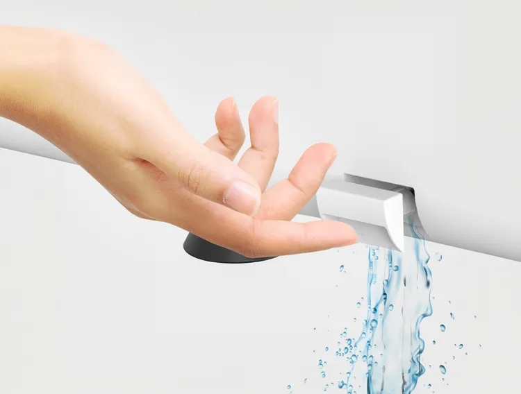 足好坐具有省力一指排水設計。業者提供