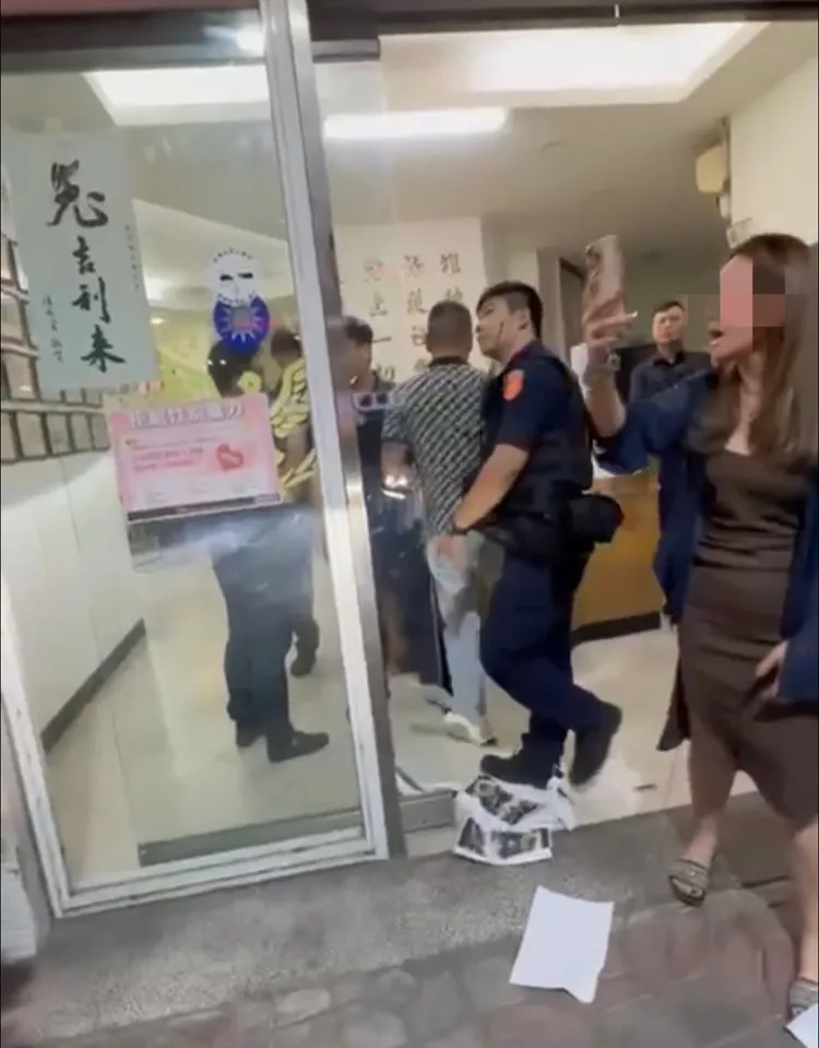 翁男與妻子率眾包圍派出所，小弟一旁叫囂還有人直播、撒紙，場面亂成一團。翻攝畫面