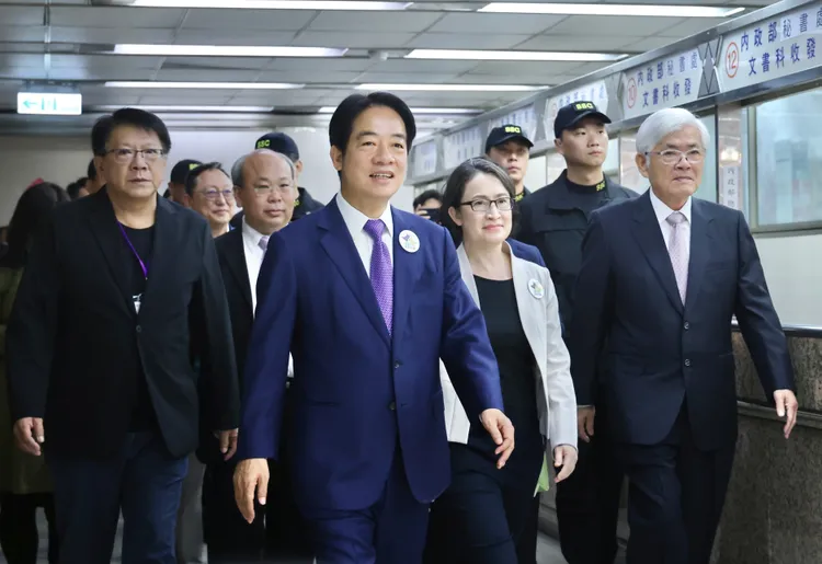 賴清德在中選會主委李進勇、副主委陳朝建的陪同下前往登記。林林攝