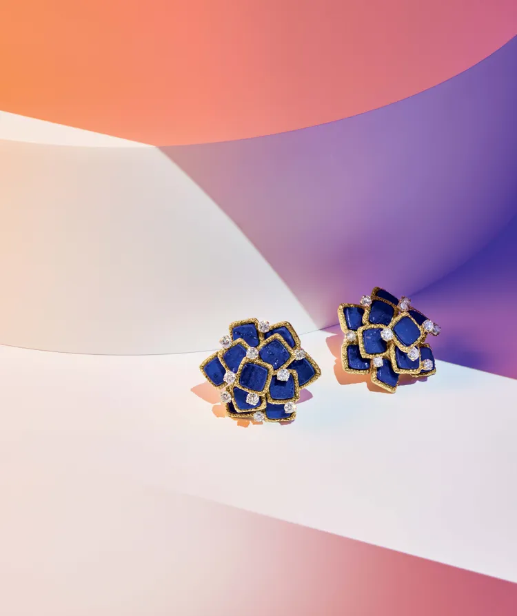 約1970年代的黃金、青金石、鑽石耳環。品牌提供