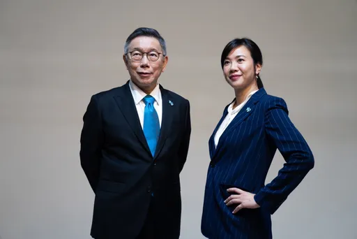 「柯吳配」競選照搶先看！　柯文哲讚吳欣盈互補：若都要一樣就從鏡子裡找
