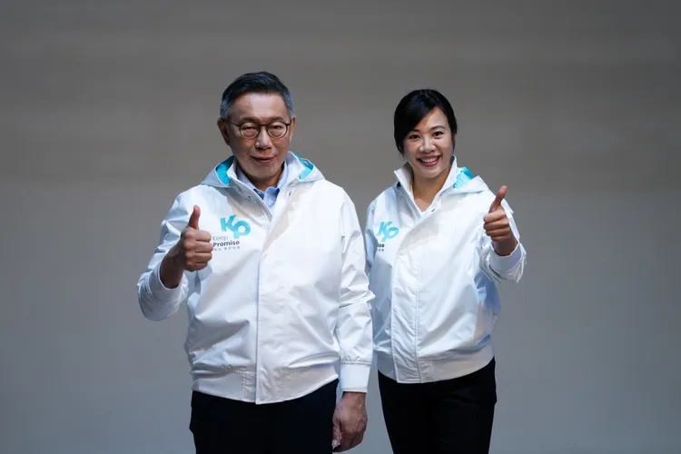 吳欣盈讚柯文哲防風外套造型神似湯姆克魯斯。民眾黨提供