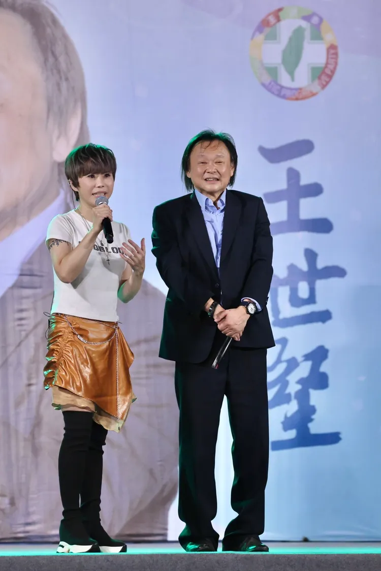 王世堅自侃為不破壞詹對他的鬼娃印象，今晚把小提琴收了起來。林林攝