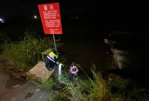 老翁半夜巡田水跌落河床　大园警冒低温下水救援
