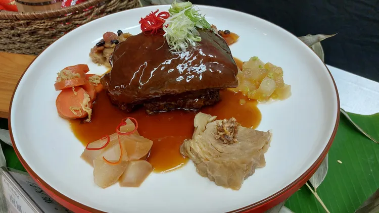 主菜「南風六堆客落．集大封」傳統大封肉。凃建豐攝