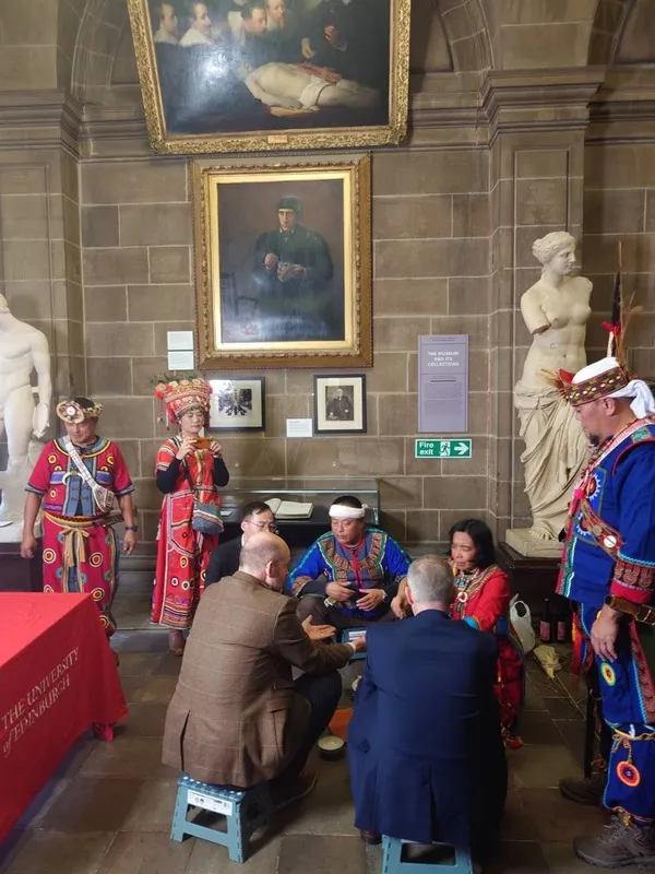 英國愛丁堡大學返還4具近150年前死於牡丹社事件原住民遺骨，在返還儀式登場前，進行傳統儀式，台、英雙方部分人員均參與。中央社（牡丹鄉公所提供）