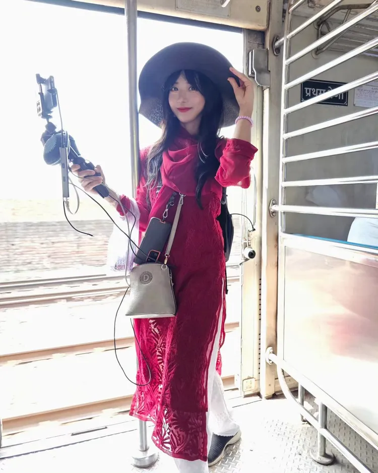 企鵝妹人在印度，昨秀出紅色長袍。翻攝企鵝妹IG