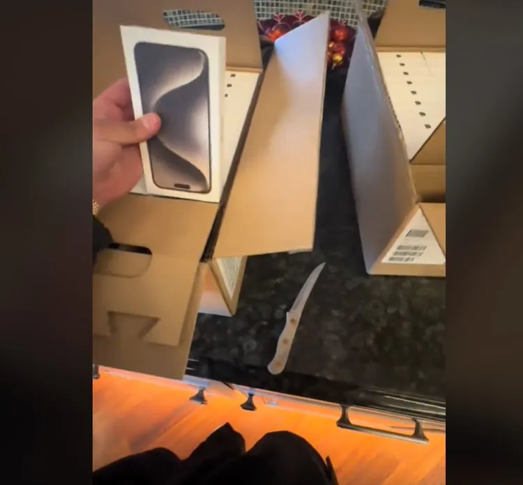 3箱60支1TB iPhone 15 Pro Max總價高達9.6萬美元（約311.85萬台幣）。翻攝@legends_gio的TikTok