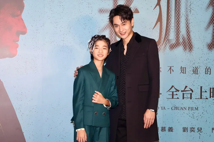 劉冠廷（右）和白潤音飾演父子。彭欣偉攝