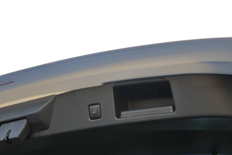 電動啟閉尾門也是Kuga EcoBoost 180旗艦版標準配備。林浩昇攝