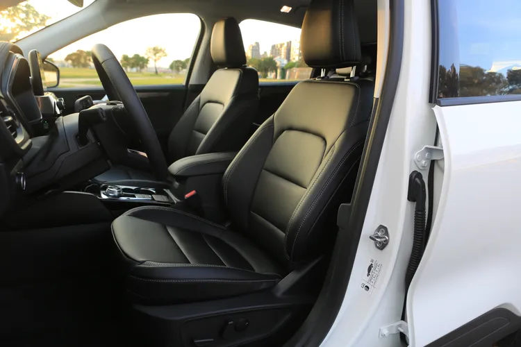 皮質包覆的全車座椅，在駕駛座配備10向電動調整 / 電動腰靠功能。林浩昇攝