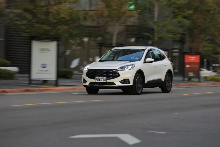 Kuga EcoBoost 180加速過程中低轉速扭力輸出時，洶湧的力道卻是以細膩不突兀的方式湧現，搭配8速自排的高效率傳輸展現隨傳隨到的自在感。林浩昇攝