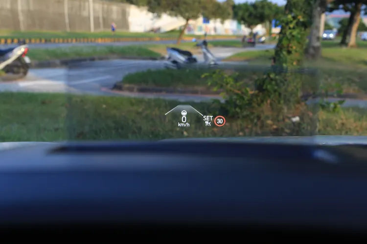 標準配備的HUD抬頭顯示器讓行車資訊判讀更為直覺。林浩昇攝