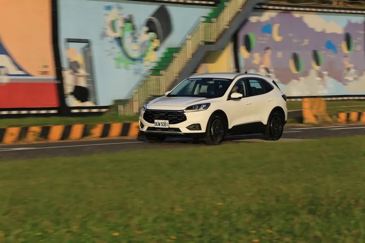 Kuga EcoBoost 180旗艦版避震器阻尼以恰到好處的設定，帶來市區優質的行路感受，輾坑過洞的瞬間能有效吸收不適的慣性擺幅，行經的每一吋路面都感覺踏實。林浩昇攝