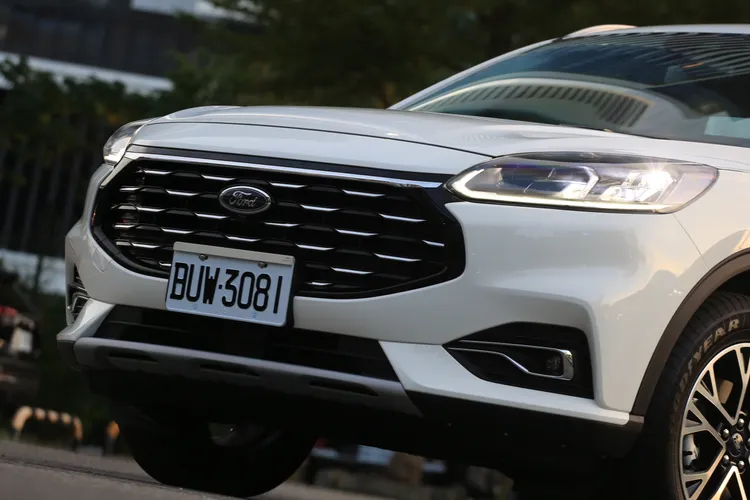 Kuga EcoBoost 180旗艦版以交錯應用了亮面黑色材質的星穹式鍍鉻水箱護罩為主視覺，搭配兩側銳利的LED頭燈組，保桿兩側霧燈並鑲嵌鍍鉻飾條點綴。林浩昇攝