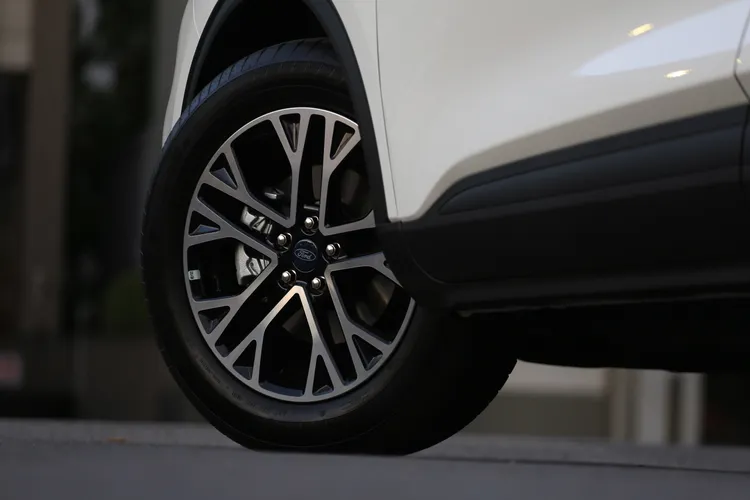 24年式Ford Kuga EcoBoost 180旗艦版，標配質感出色的18吋星芒式雙色切削輪圈。林浩昇攝