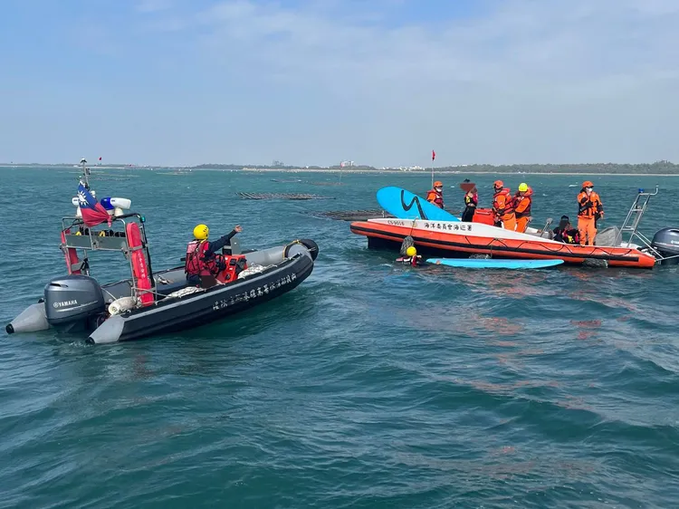 海巡署出動海巡艇、橡皮艇前往救援。海巡署提供