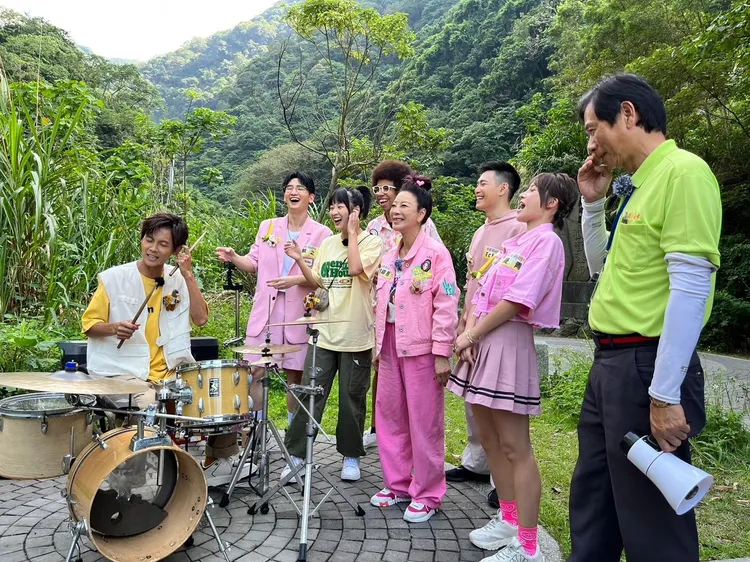 阿翔（左一起）打鼓，籃籃、楊繡惠等藝人笑翻。民視提供