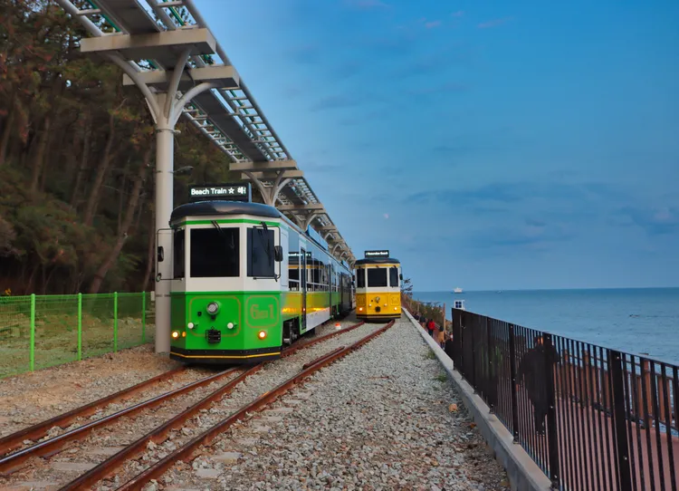 「釜山發燒賣」5+1日搭早去晚回班機，還有超可愛的海雲臺海岸列車，每人9,888元起。業者提供
