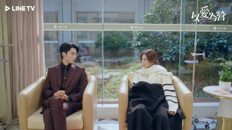 王鶴棣（左）得知白鹿生病，立刻奔去醫院。LINE TV提供