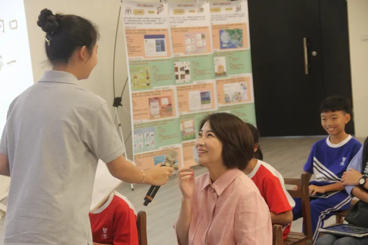 周縣長接受考驗，順利回答出小老師出的題目。縣府提供