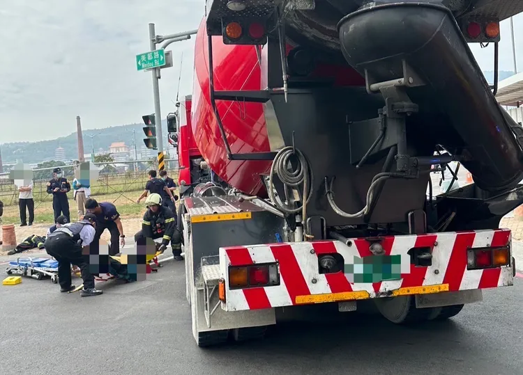 單車老翁遭救出時已無氣息。讀者提供