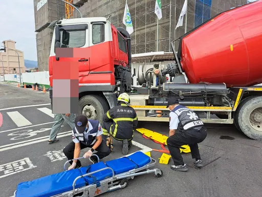 恐怖畫面曝!混凝車大轉彎撞輾代步車 老翁遭捲車底奪命