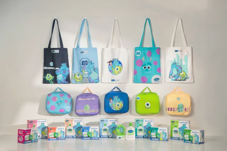 於不同通路贈送的環保托特包與旅行收納袋。品牌提供