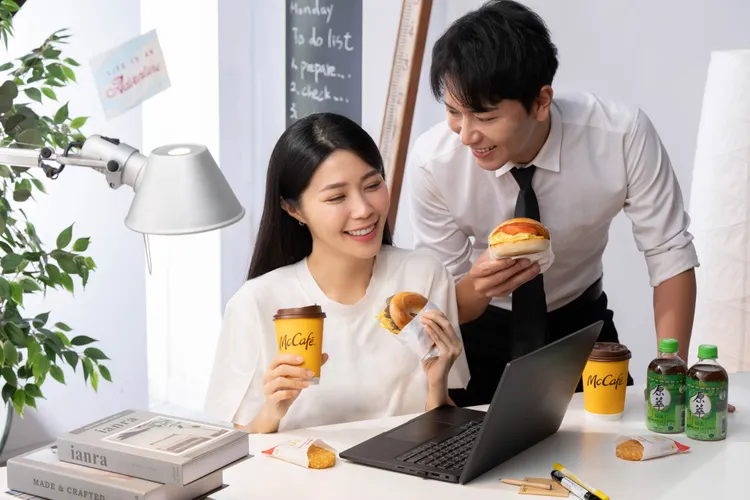 期間內買任一焙果早餐系列並搭配任一配餐，即可獲得原萃日式綠茶迷你瓶。業者提供