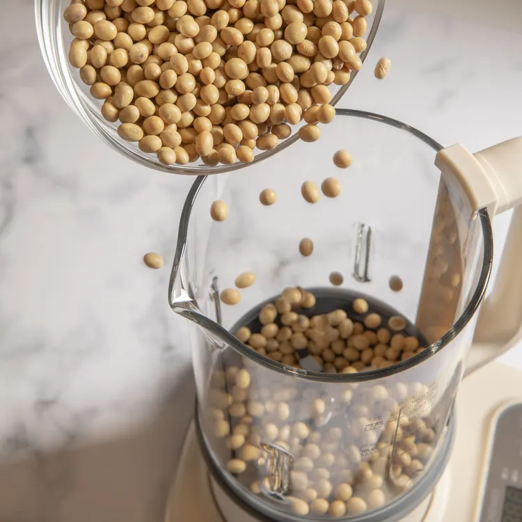 ▲ 免浸泡免濾渣，使用「奇美破壁營養調理機」做豆漿快速又省時。