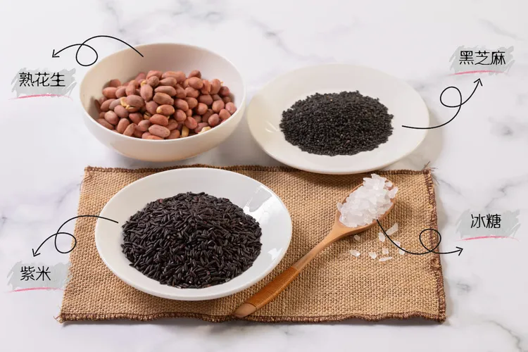 ▲ 健康養生的黑芝麻紫米糊，甜度可依個人口味作調整。