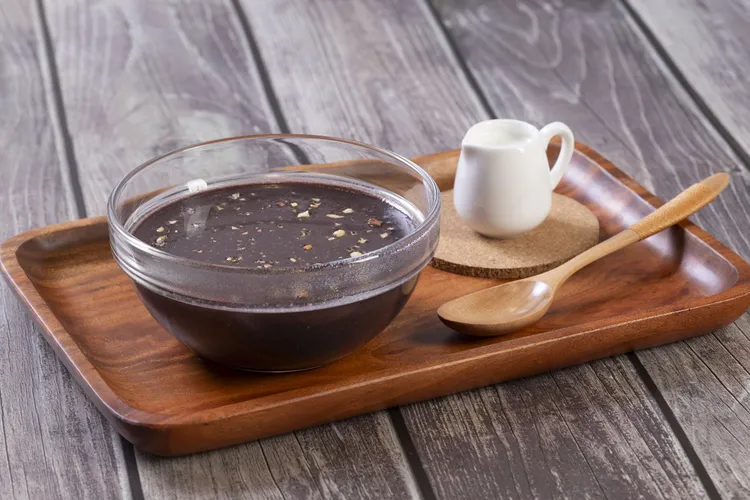 ▲ 冷冷的天，來一碗養生黑芝麻紫米糊，健康又暖心。