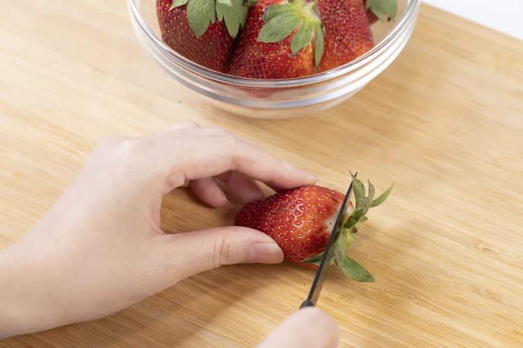 ▲ 新鮮草莓洗淨去蒂頭，加入鮮奶與少許冰塊，選擇「果汁」 模式，簡單又快速。