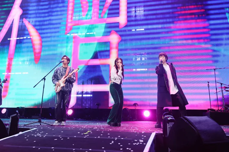 五月天與告五人同台演出。相信音樂提供