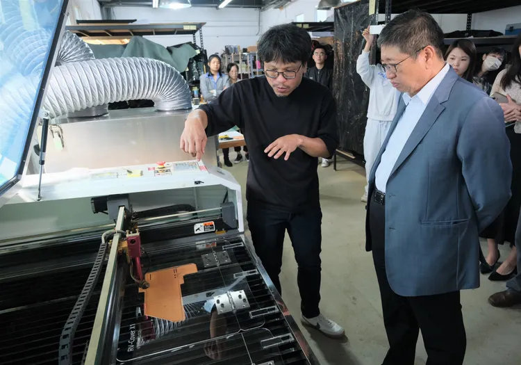 楊文科參觀巧翻皮夾製程。新竹縣府提供