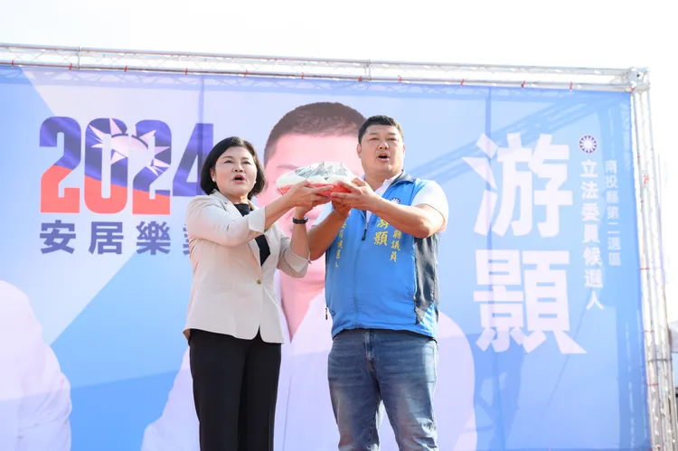 雲林縣長張麗善籲不要讓南投縣民做二等公民，讓游顥來當南投與雲林的最佳橋樑。游顥競總提供