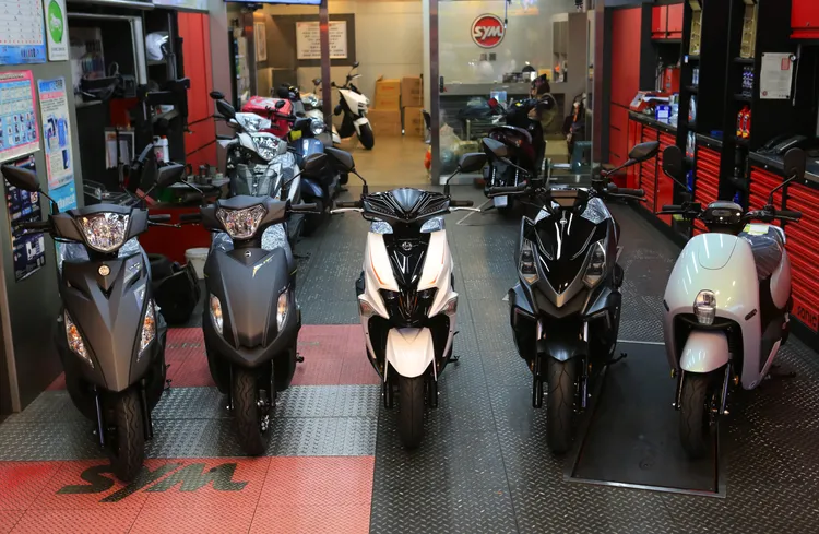 SYM三陽機車這波優惠活動時間只到11/30止，在加碼3,000元的購車補助誘因下，各地經銷商訂車量都已有感上揚，想搶搭補助列車的消費者手腳得要快喔！林浩昇攝